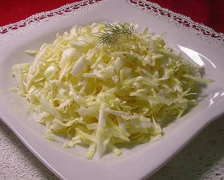 Krautsalat nach griechischer Art mit frischen Zutaten serviert