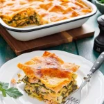 Lachs-Spinat-Lasagne mit cremiger Sauce und frischem Spinat