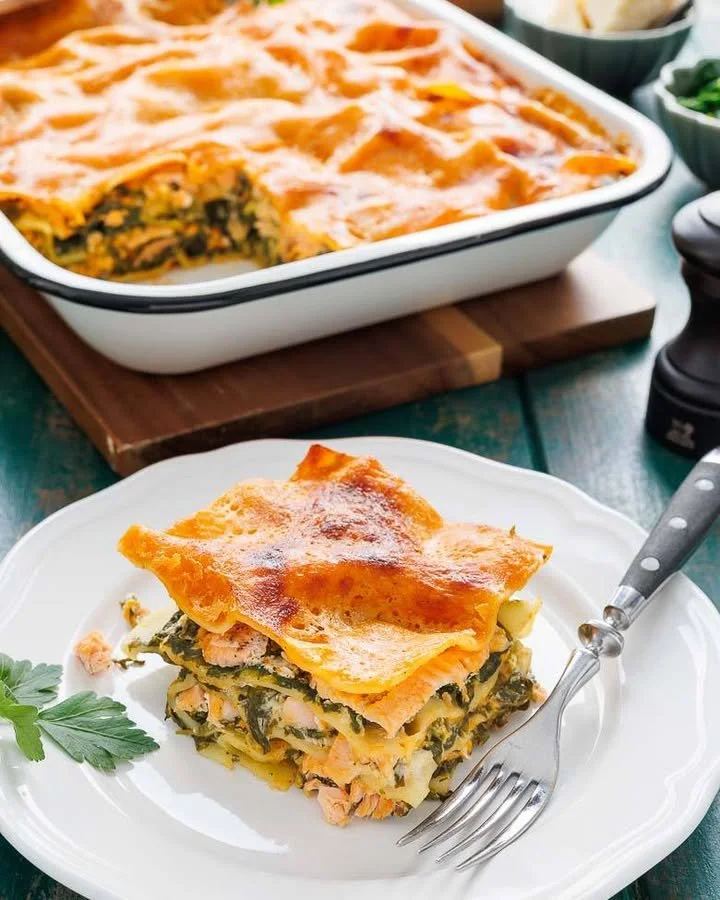 Lachs-Spinat-Lasagne mit cremiger Sauce und frischem Spinat