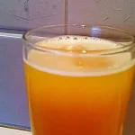 Erfrischende Malibubowle in einem Glas, dekoriert mit Früchten.