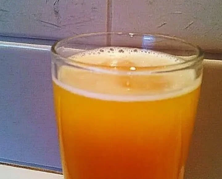 Erfrischende Malibubowle in einem Glas, dekoriert mit Früchten.