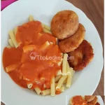 Nudeln mit Tomatensauce und Jägerschnitzel auf einem Teller serviert