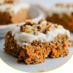 Haferflocken-Apfel-Möhrenkuchen frisch gebacken mit fruchtigen Zutaten