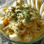 Traditioneller Eiersalat nach Opas Rezept, serviert in einer Schüssel.