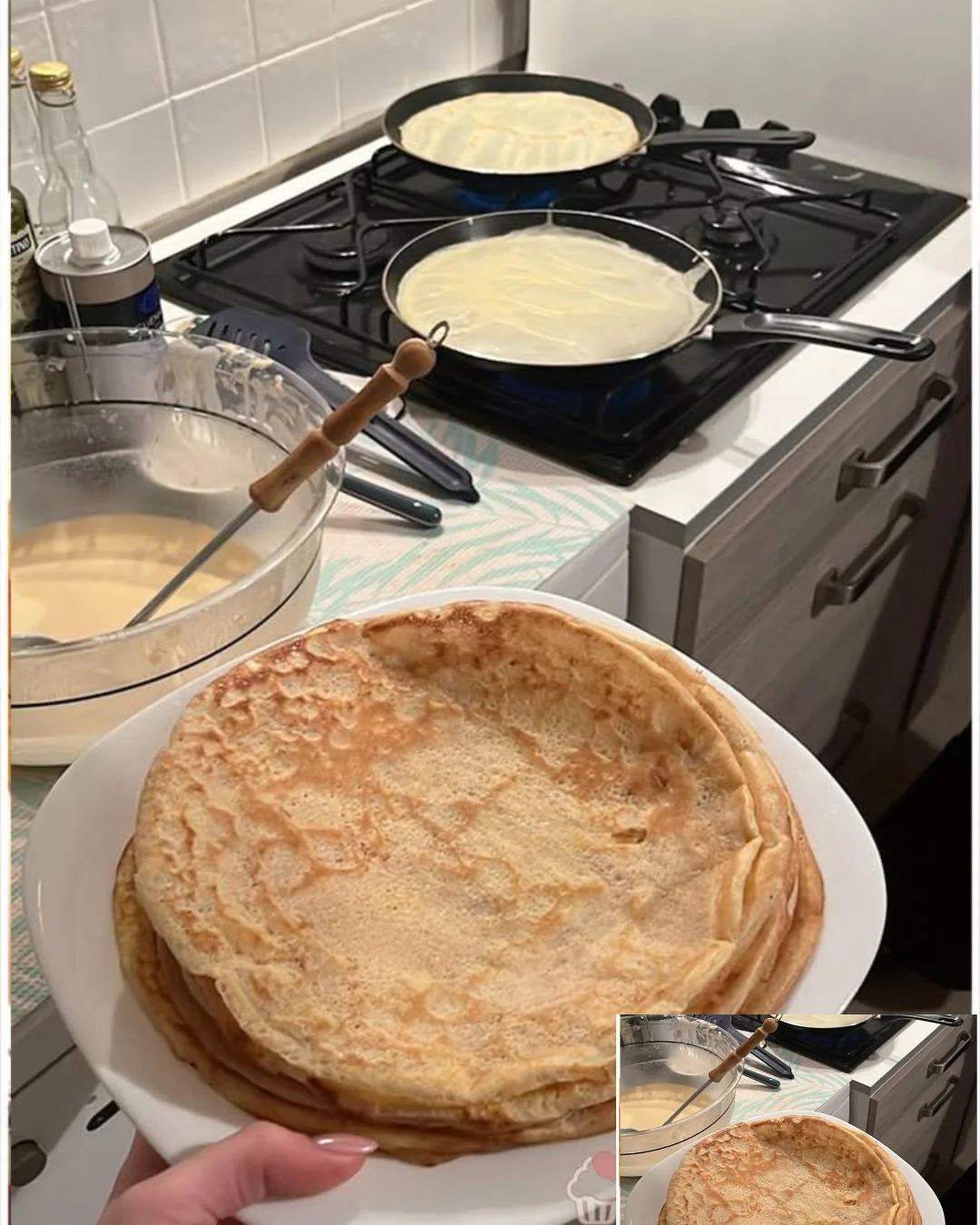 Köstliche Pfannkuchen auf einem Teller serviert, frisch gebacken.