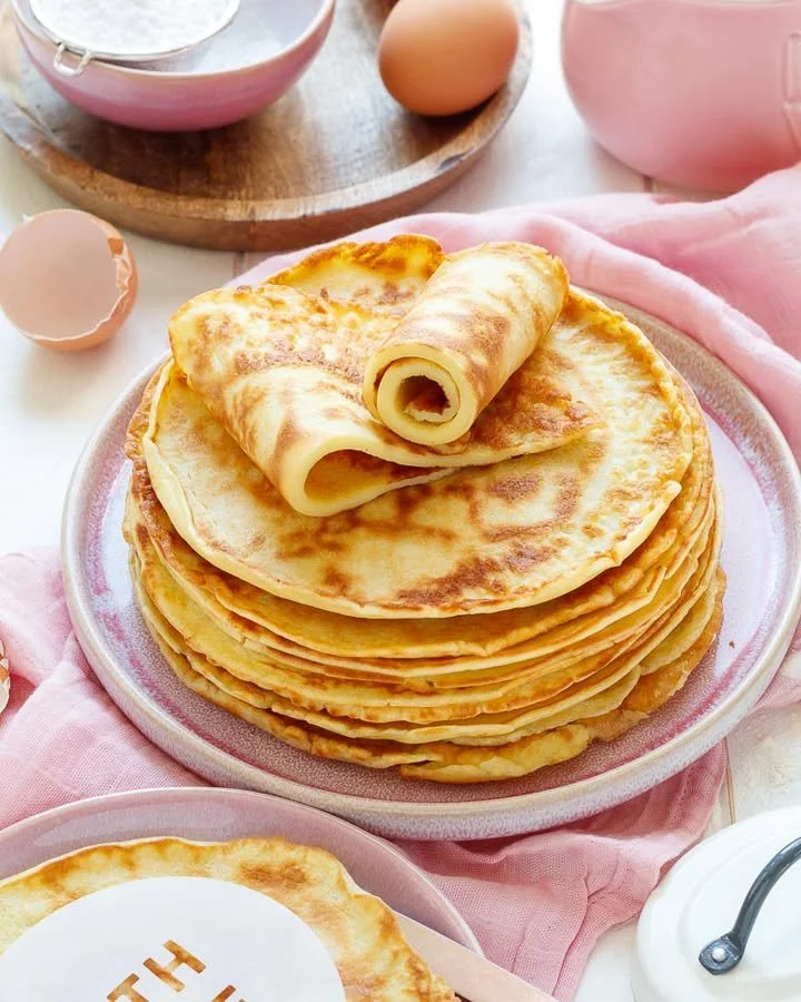 Ein einfaches Rezept für Pfannkuchen, serviert mit frischen Früchten und Sirup.