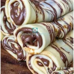 Leckere Pfannkuchen mit Nutella auf einem Teller serviert