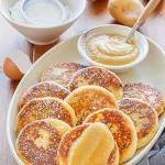 Leckere Quarkkeulchen aus der Pfanne auf einem Teller serviert