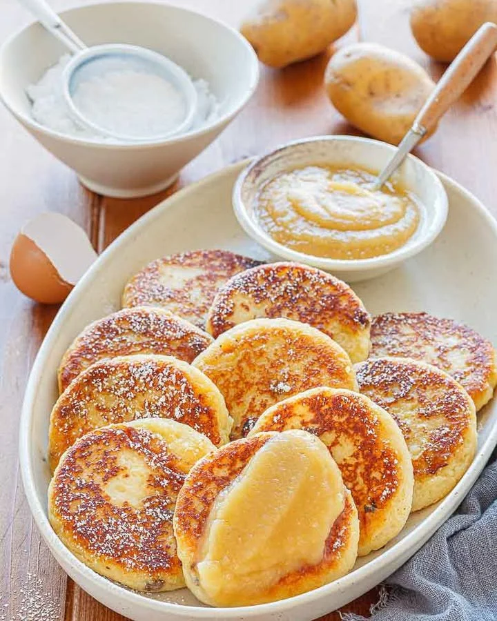 Leckere Quarkkeulchen aus der Pfanne auf einem Teller serviert