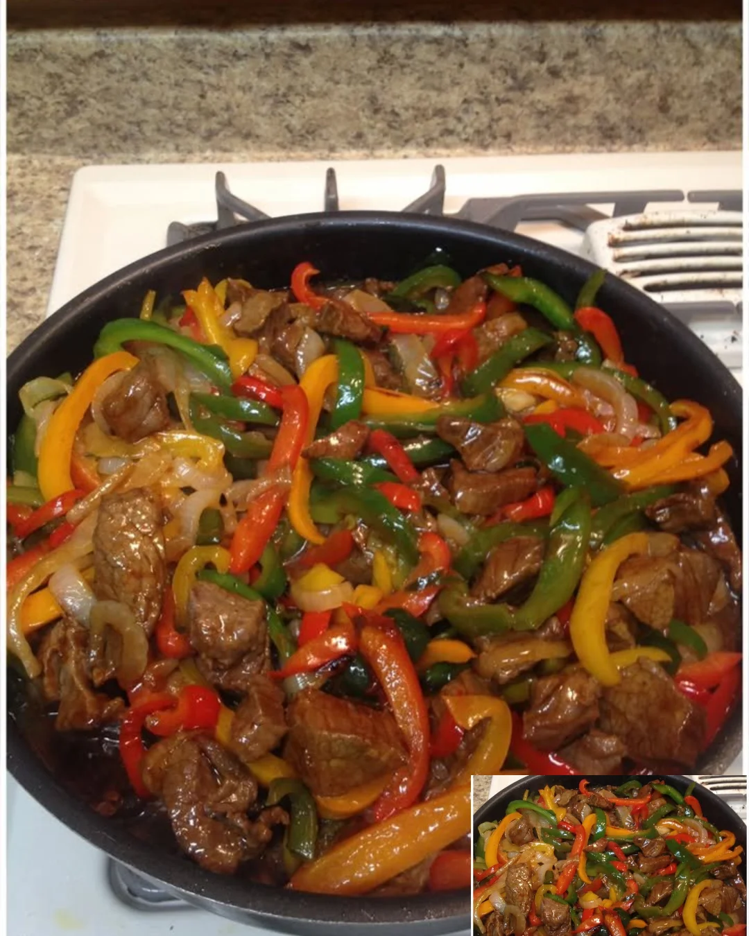 Rindfleisch mit Paprika und Zwiebeln auf einem Teller serviert