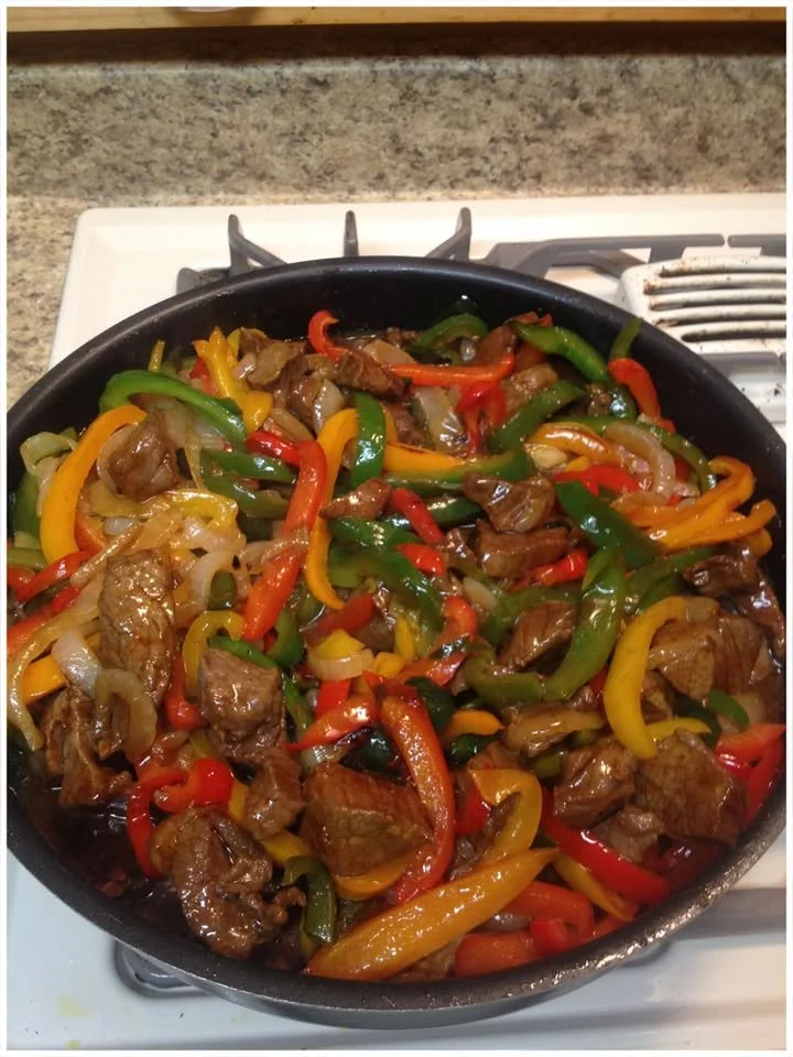 Rindfleisch mit Paprika und Zwiebeln