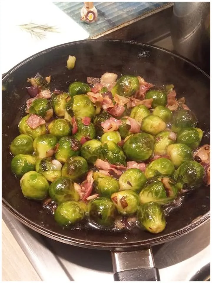 Rosenkohl mit Speck und Zwiebeln in brauner Butter auf einem Teller
