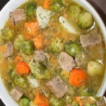 Schüssel mit Rosenkohleintopf, einem herzhaften und gesunden Gericht