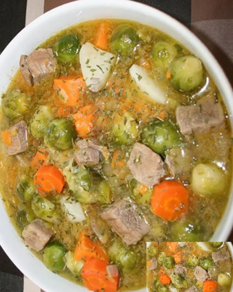 Schüssel mit Rosenkohleintopf, einem herzhaften und gesunden Gericht