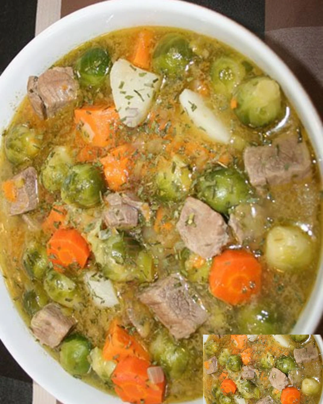 Schüssel mit Rosenkohleintopf, einem herzhaften und gesunden Gericht