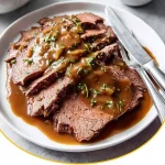 Traditioneller Sauerbraten mit saftigem Fleisch und aromatischen Beilagen.