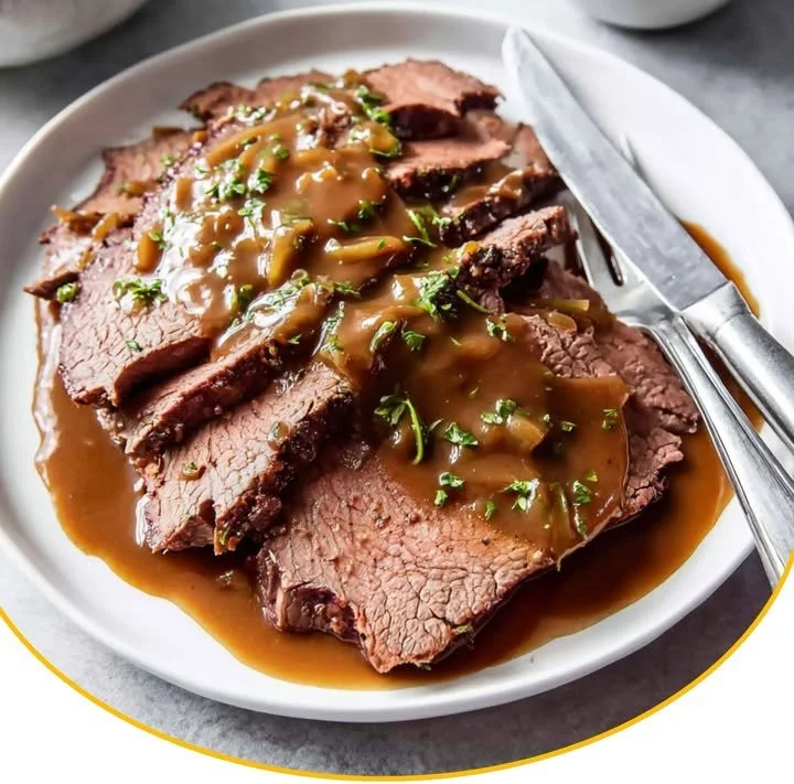Traditioneller Sauerbraten mit saftigem Fleisch und aromatischen Beilagen.