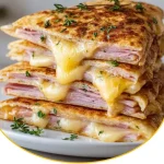 Schinken-Käse-Taschen frisch aus dem Airfryer auf einem Teller serviert.