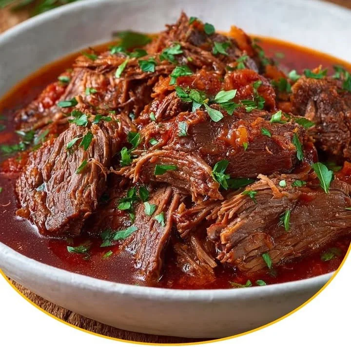 Leckerer Schmorbraten mit Knoblauch auf einem Teller serviert.