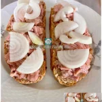 Schnelles Mittagessen mit Thunfisch auf einem Teller serviert