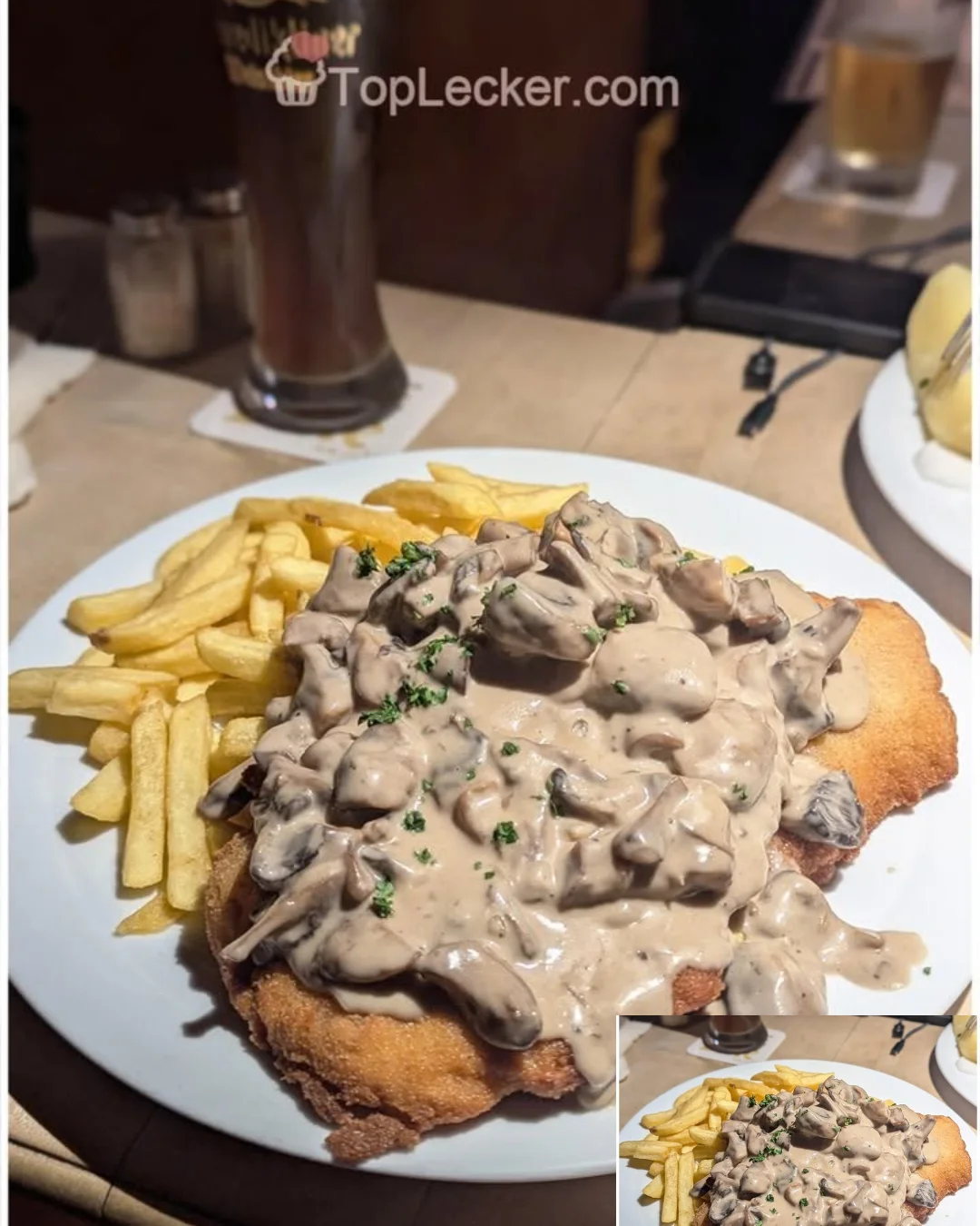 Schnitzel mit Pommes und selbstgemachter Champignonsauce auf einem Teller