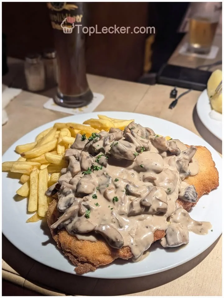 Schnitzel mit Pommes und selbstgemachter Champignonsauce