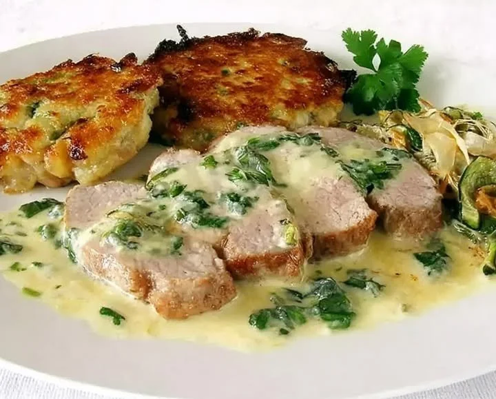 Schweinefilet in Sahnesauce - zartes Fleisch in cremiger Sauce serviert