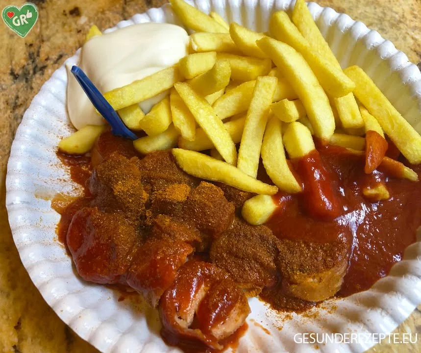 Selbstgemachte Currywurst mit Pommes