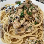 Spaghetti mit Pilzcremesauce auf einem Teller serviert