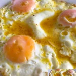 Leckere Spiegeleier auf einem Teller, ideal für ein Frühstück.