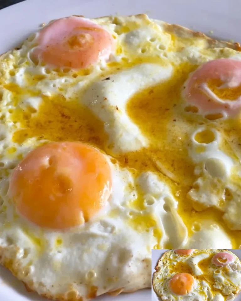 Leckere Spiegeleier auf einem Teller, ideal für ein Frühstück.