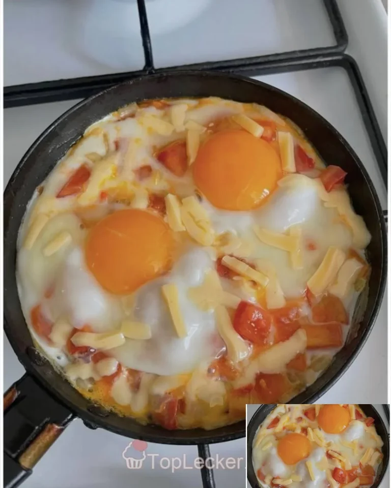 Spiegeleier mit Paprika und Käse auf einem Teller serviert.