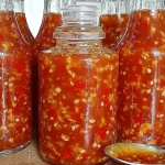 Schale mit würziger Thai-Chili-Sauce für thailändische Gerichte