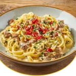 Thunfisch-Spaghetti mit Knoblauch in einer weißen Schüssel serviert