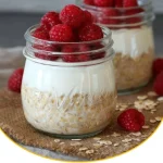 Übernachtungshafer mit Joghurt in einer Schüssel