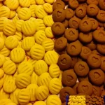 Bunte Weihnachtsplätzchen auf einem festlichen Teller