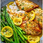Zitronen-Dill-Butter-Hähnchen mit Knoblauch und Spargel auf einem Teller