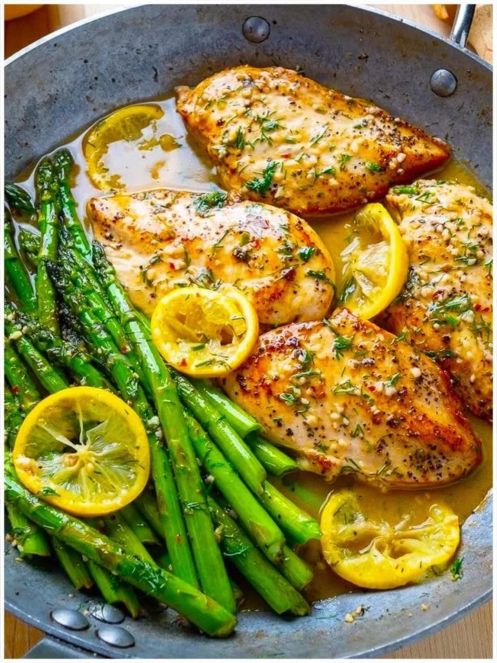 Zitronen-Dill-Butter-Knoblauch-Hähnchen und Spargel