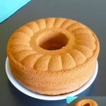 Köstlicher Zitronenkuchen mit Zuckerglasur auf einem Teller