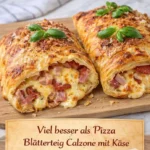 Blätterteig Calzone gefüllt mit Salami und Käse auf einem Teller serviert
