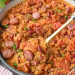 Teller mit Cajun Bohnen und Reis, eine köstliche Cajun-Spezialität.