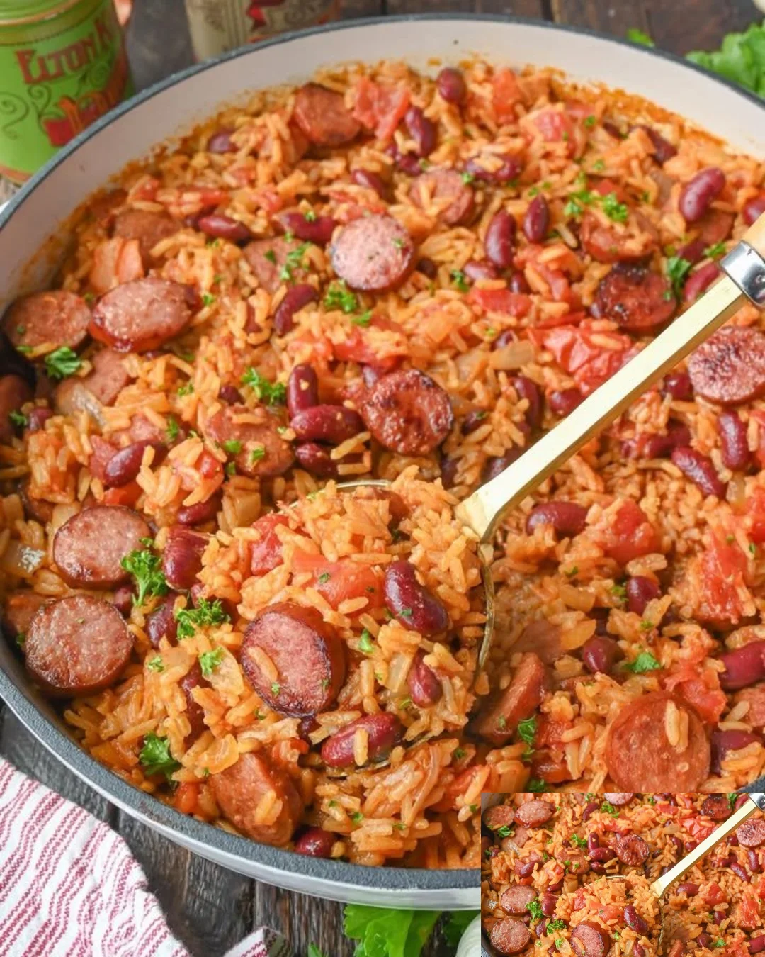 Teller mit Cajun Bohnen und Reis, eine köstliche Cajun-Spezialität.