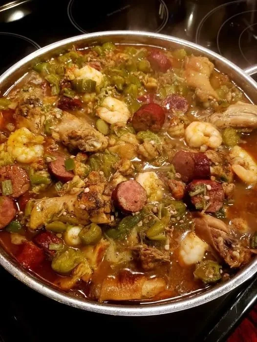 Schüssel mit Cajun Gumbo, angereichert mit Meeresfrüchten und Gewürzen.