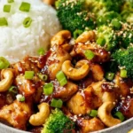 Leckeres Cashew-Hühnchen auf einem Teller serviert.