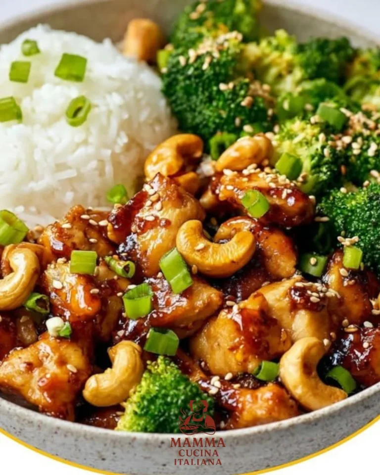 Leckeres Cashew-Hühnchen auf einem Teller serviert.