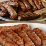 Gegrillte Cevapcici serviert mit Beilagen auf einem Teller