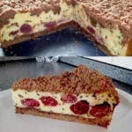 Cremigster Quark Streuselkuchen mit Vanille-Kirschfüllung auf einem Teller