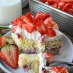 Erdbeer-Sahne-Kuchen mit frischen Erdbeeren und Sahne