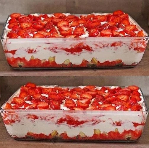 Leckeres Erdbeer Tiramisu in einer eleganten Servierplatte