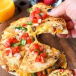 Leckere Frühstück Quesadillas mit Eiern und Gemüse auf einem Teller